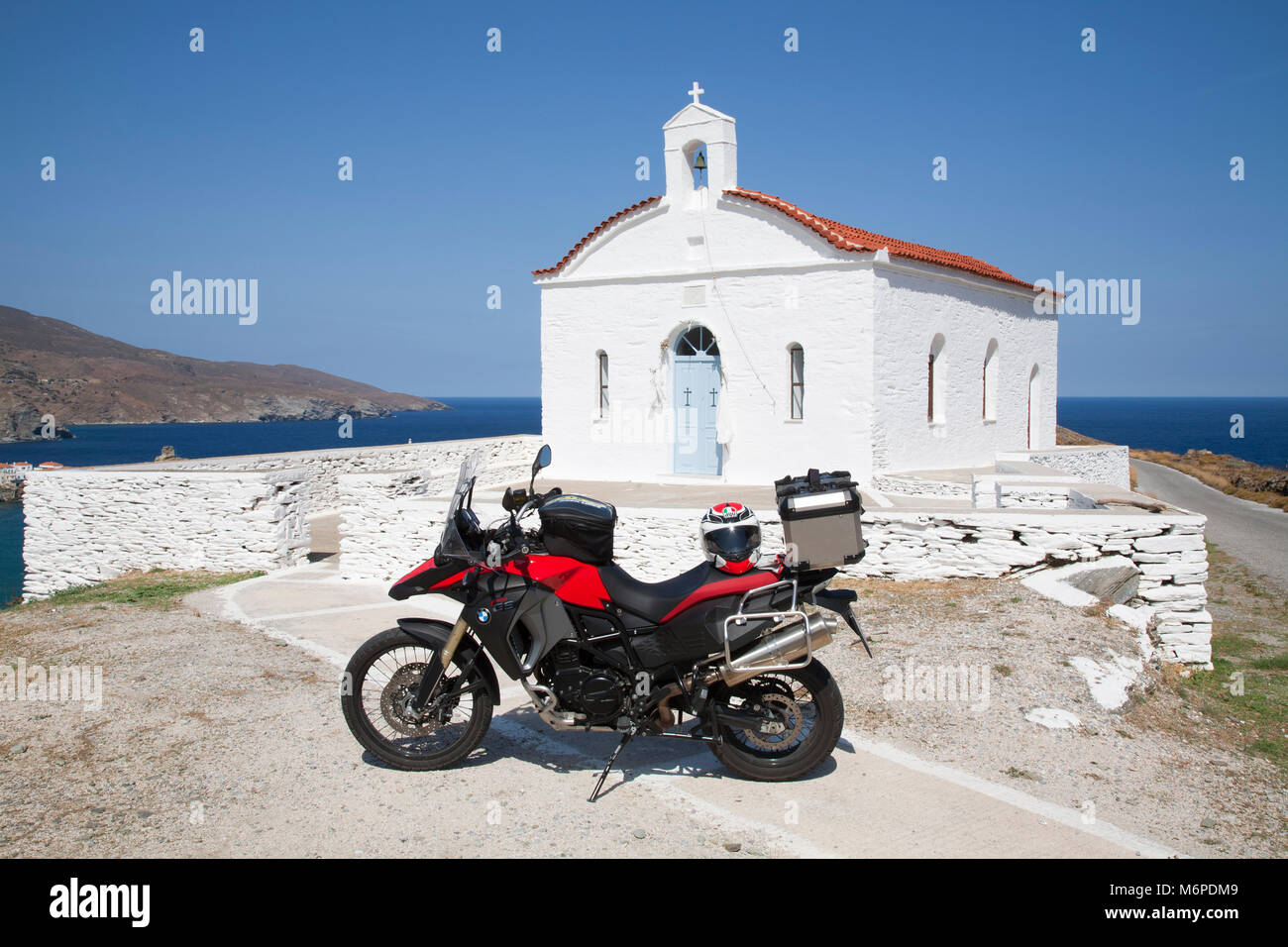 BMW F 800 avventura, chiesa ortodossa a Chora Zona villaggio, isola di Andros, Cicladi, il mare Egeo, in Grecia, in Europa Foto Stock