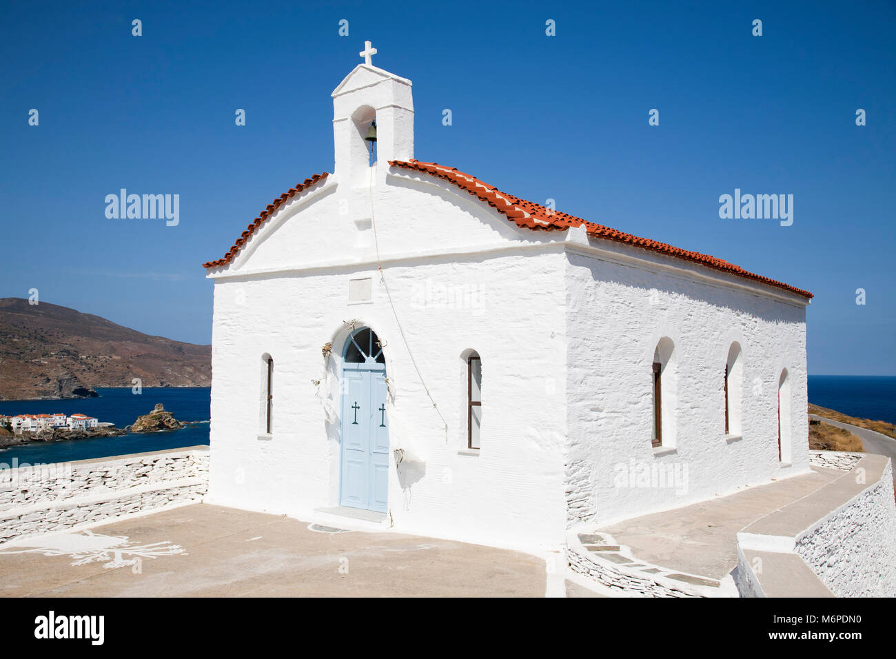 Chiesa ortodossa a Chora Zona villaggio, isola di Andros, Cicladi, il mare Egeo, in Grecia, in Europa Foto Stock