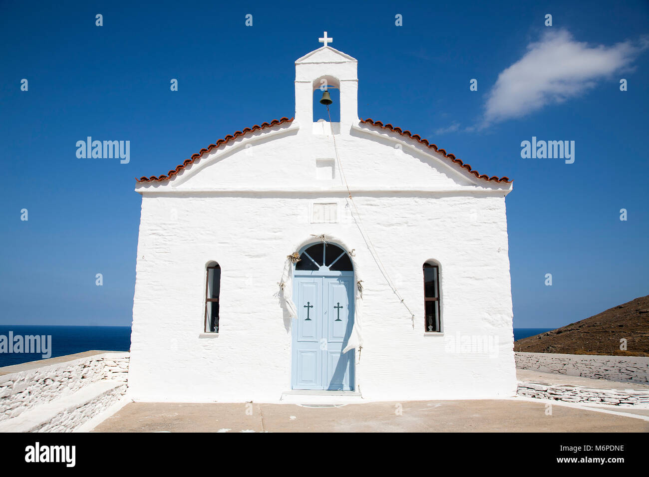 Chiesa ortodossa a Chora Zona villaggio, isola di Andros, Cicladi, il mare Egeo, in Grecia, in Europa Foto Stock