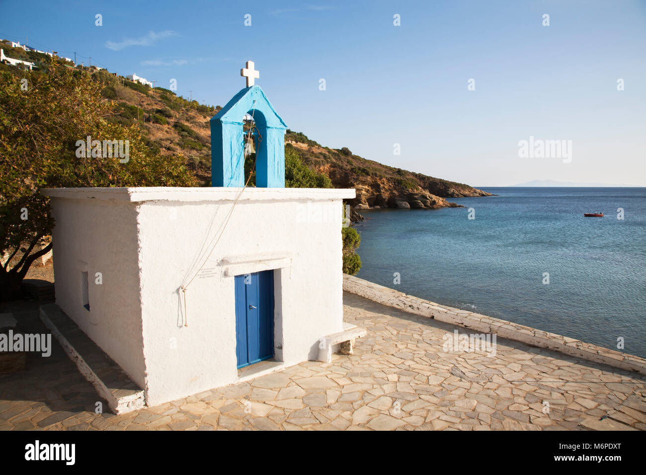 Chiesa ortodossa in area BATSI, ANDROS ISOLA, Cicladi, il mare Egeo, in Grecia, in Europa Foto Stock