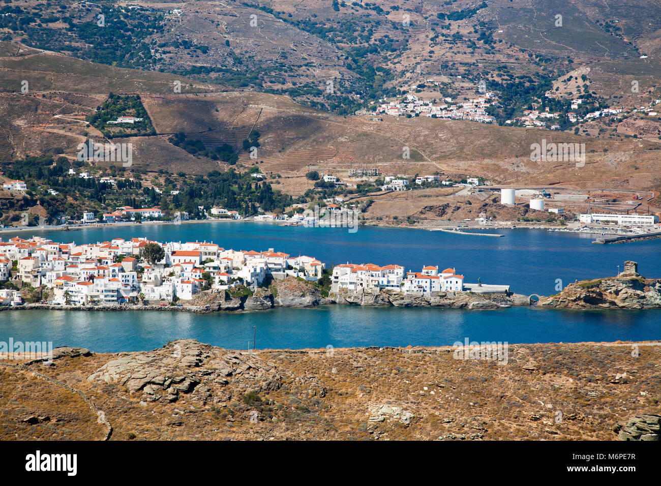 Bay e vista del villaggio di Chora, isola di Andros, Cicladi, il mare Egeo, in Grecia, in Europa Foto Stock