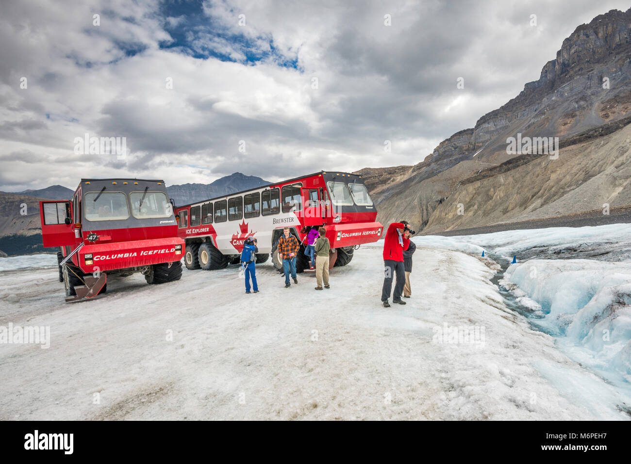 I visitatori, neve allenatori, al Ghiacciaio Athabasca, Jasper National Park, Alberta, Canada Foto Stock