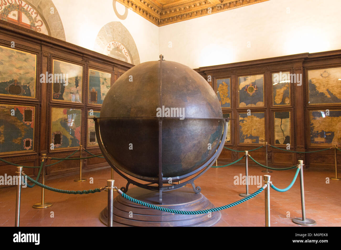 L'Italia, Firenze - 18 Maggio 2017: la vista del globo nella Sala delle Carte Geografiche in Palazzo Vecchio il 18 maggio 2017 a Firenze, Italia. Foto Stock