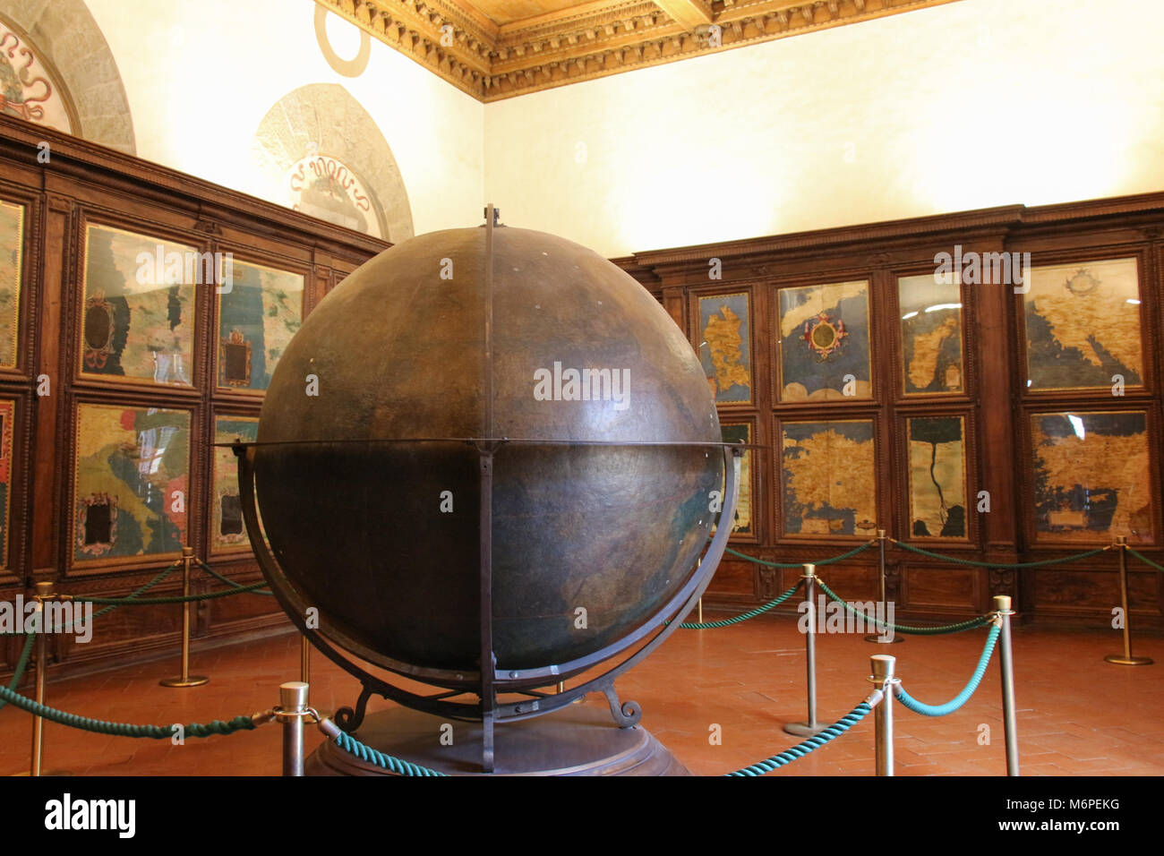 L'Italia, Firenze - 18 Maggio 2017: la vista del globo nella Sala delle Carte Geografiche in Palazzo Vecchio il 18 maggio 2017 a Firenze, Italia. Foto Stock