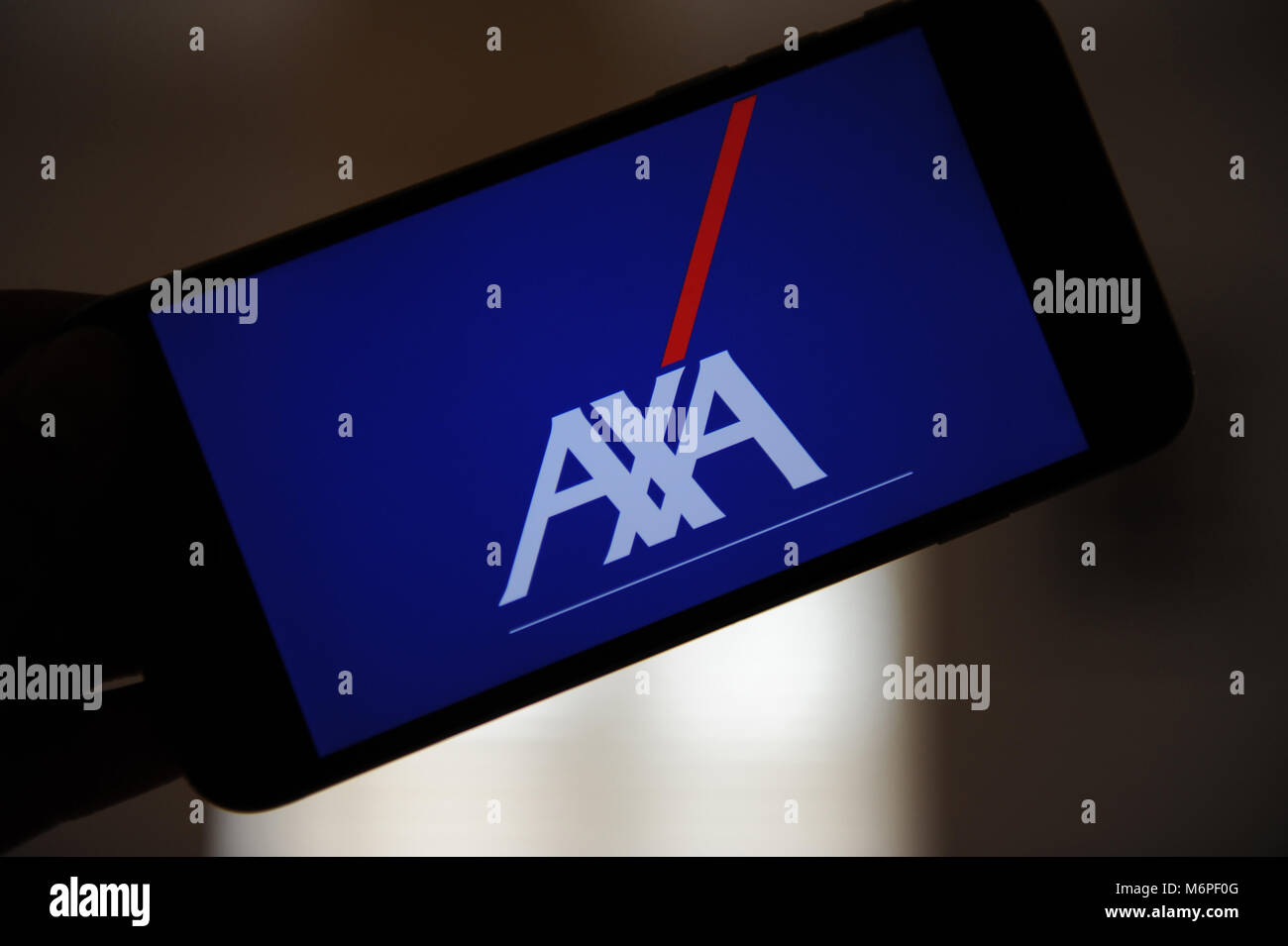 Il logo di Axa su un schermo di iphone Foto Stock