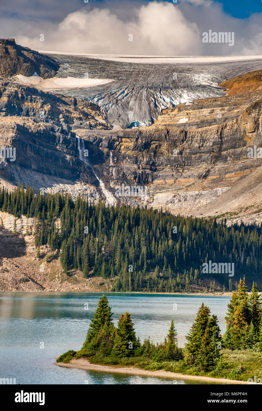 Il Ghiacciaio Crowfoot Waputik nelle montagne oltre al Lago Bow, Canadian Rockies, dall'Icefields Parkway, il Parco Nazionale di Banff, Alberta, Canada Foto Stock