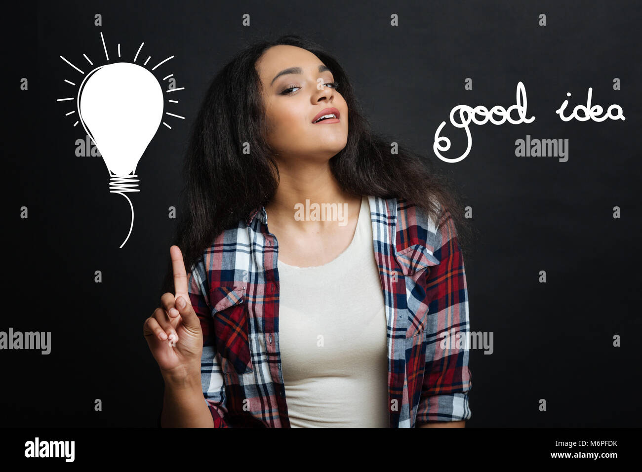 Bella giovane donna rivolta verso l'alto mentre sempre una buona idea Foto Stock
