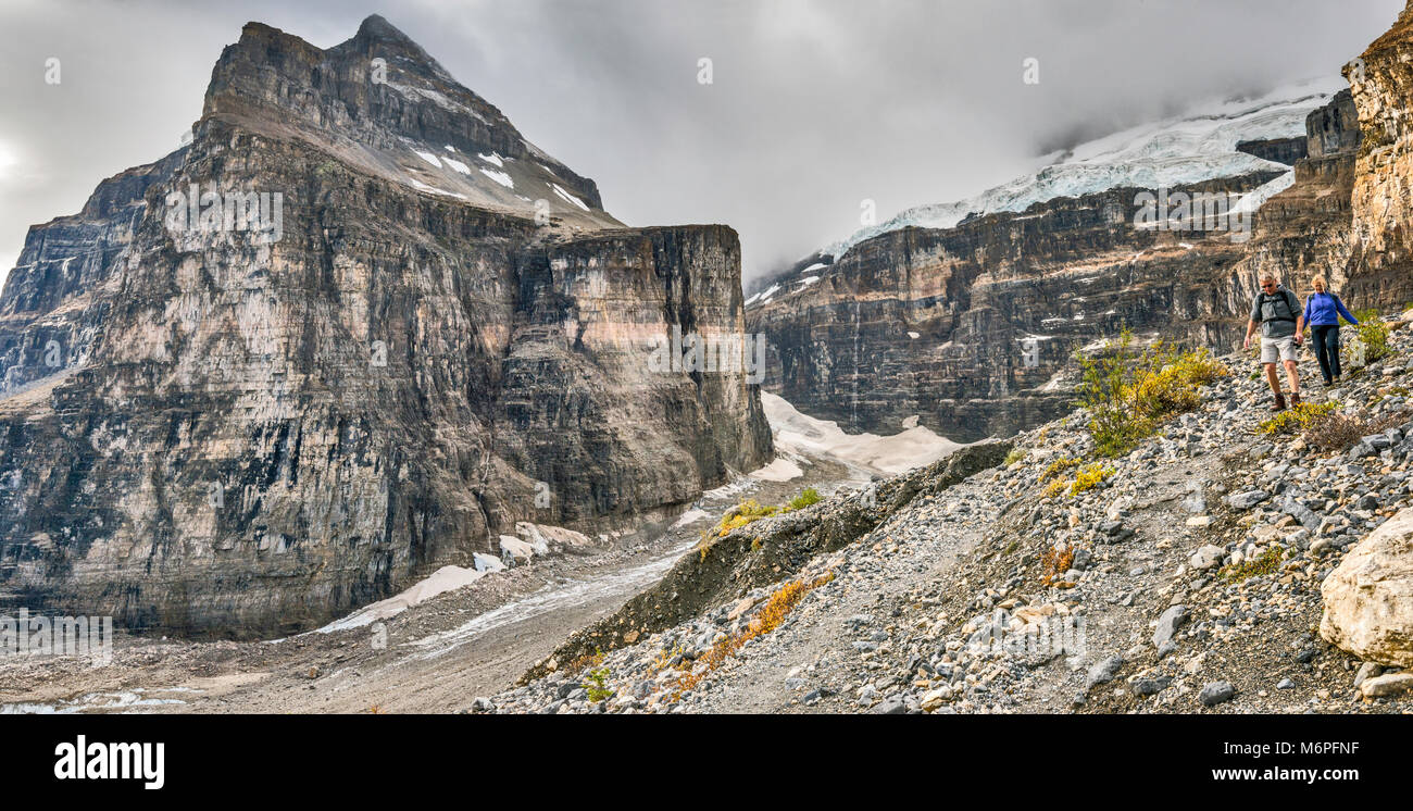 Gli escursionisti più bassi Ghiacciaio Victoria, trappola mortale area nel centro, Monte Lefroy sulla sinistra, il Monte Victoria in nuvole, il Parco Nazionale di Banff, Alberta, Canada Foto Stock