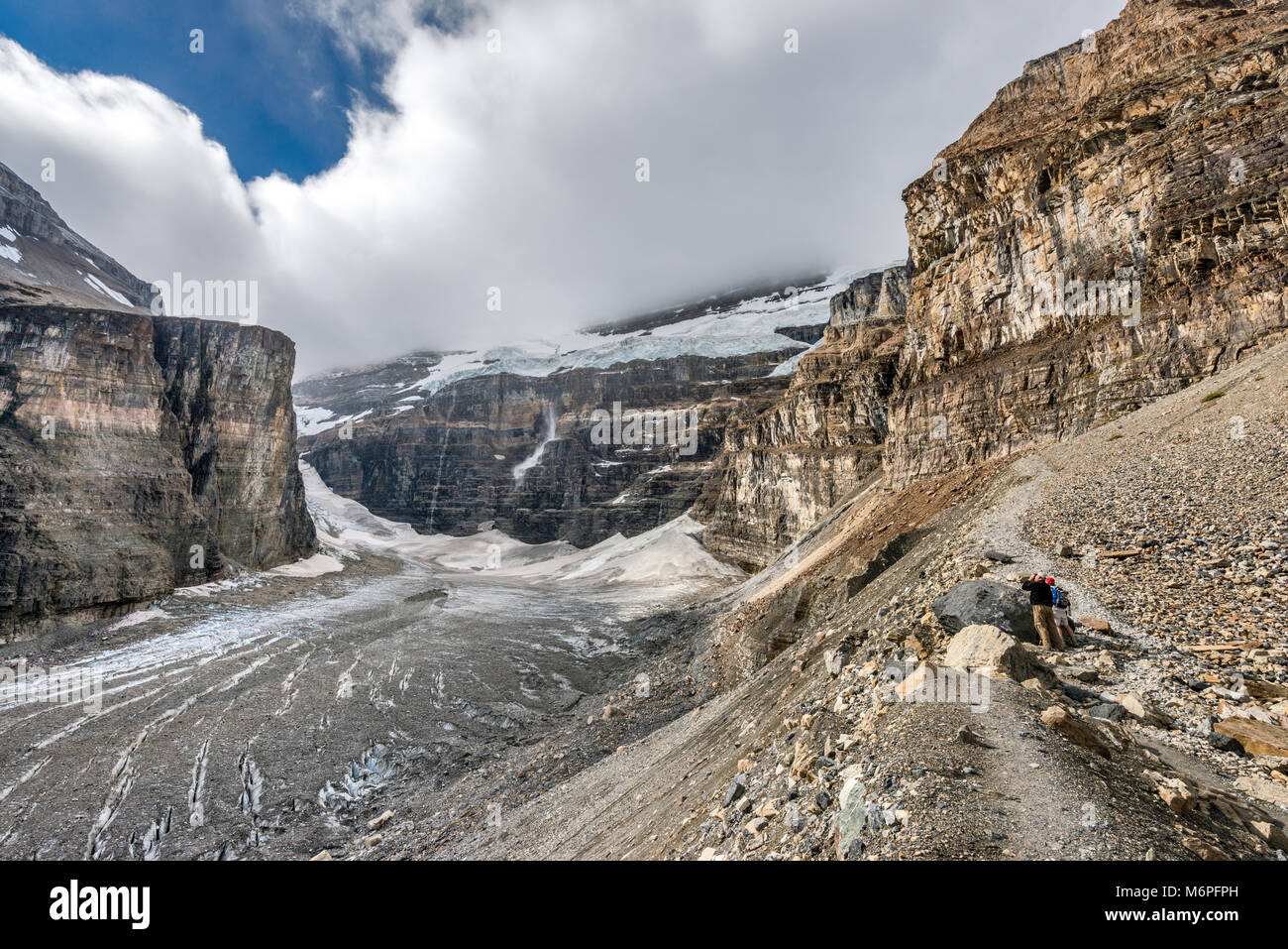 Gli escursionisti sulla pianura del sei ghiacciai Trail, il Monte Victoria massiccio, trappola mortale area sulla sinistra, Montagne Rocciose, il Parco Nazionale di Banff, Alberta, Canada Foto Stock