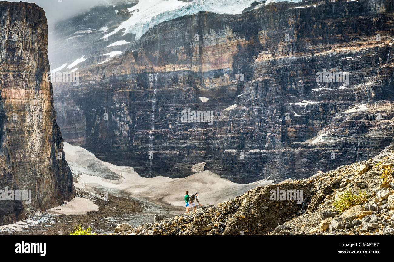 Gli escursionisti sulla pianura del sei ghiacciai Trail, il Monte Victoria massiccio, trappola mortale area sulla sinistra, Montagne Rocciose, il Parco Nazionale di Banff, Alberta, Canada Foto Stock
