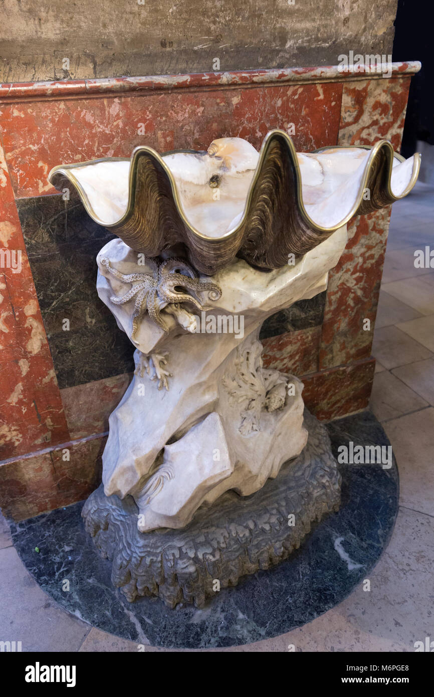 Chiesa di Saint Sulpice Benitier de droite da Jean-Baptiste Pigalle - un santo-bacino d'acqua fatta da un gigante clam shell. Il gigante clam i gusci sono stati pre Foto Stock
