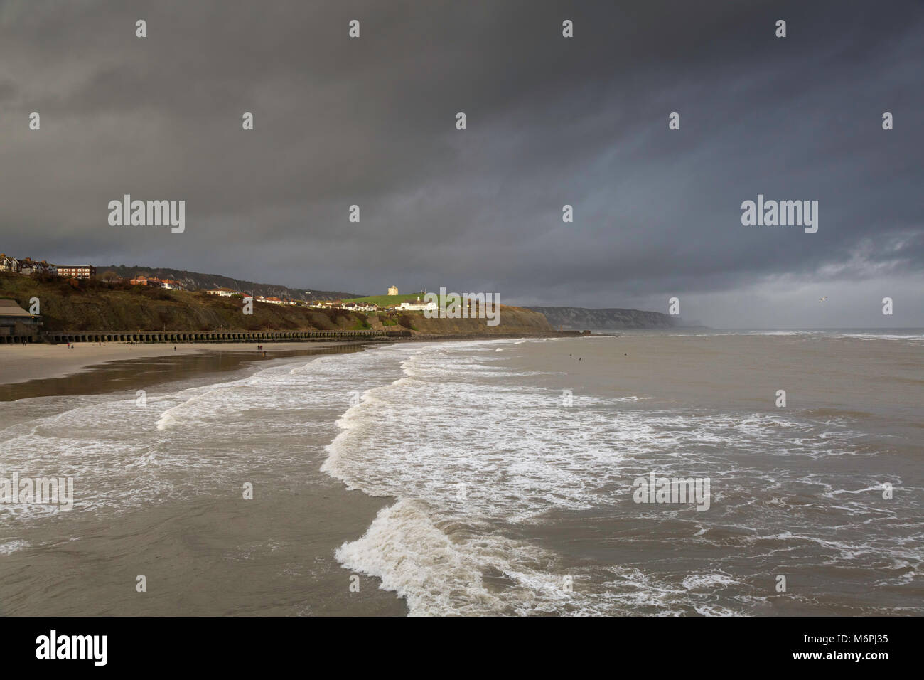 Nuvole di tempesta sul mare dal porto di Folkestone braccio, Folkestone, Kent, Regno Unito. Foto Stock