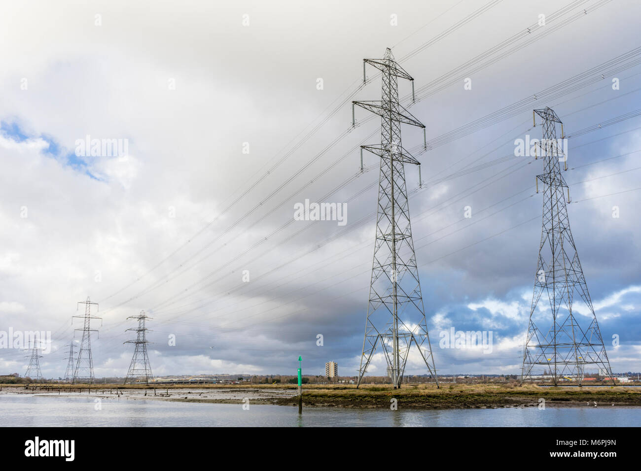 Tralicci di elettricità a Eling vicino Southampton, Inghilterra, Regno Unito Foto Stock
