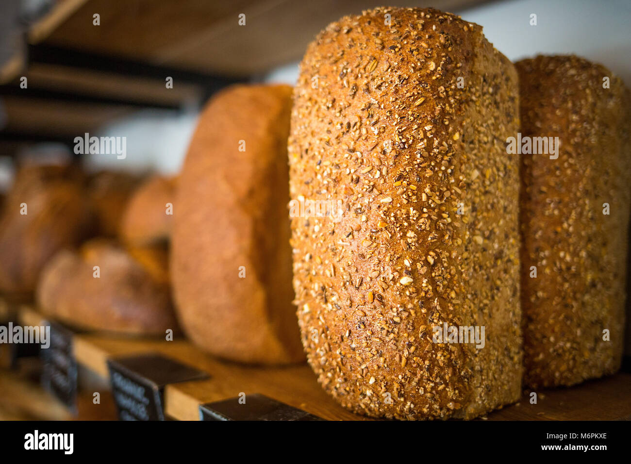 Organico della granella più pane fresco Cuocere sul ripiano vicino fino Foto Stock