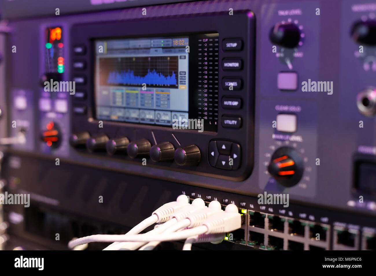 Primo piano del compact digital mixing console. Messa a fuoco selettiva. Foto Stock