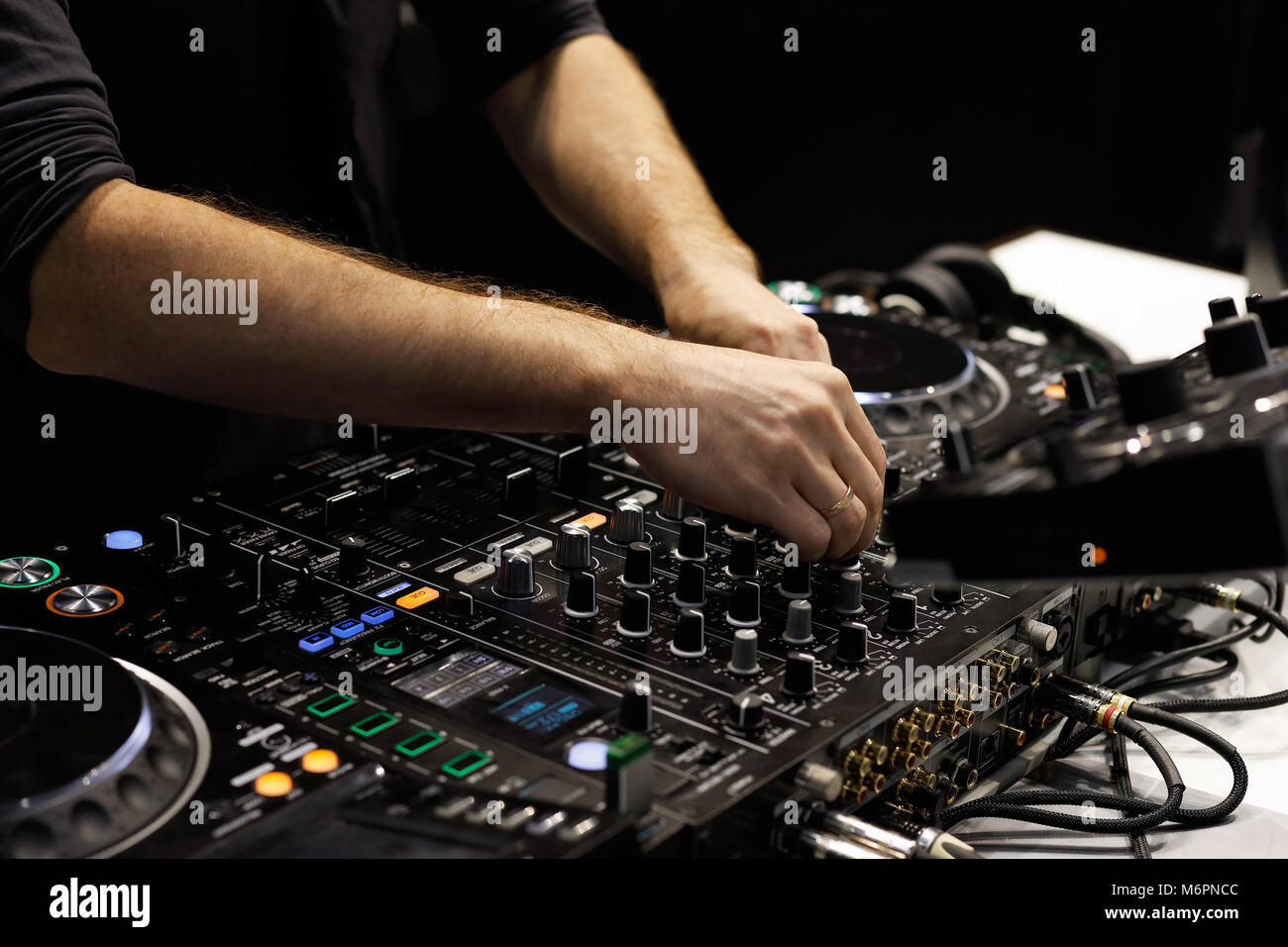 Dj mani mixare brani sul Mixer audio controller. Foto Stock