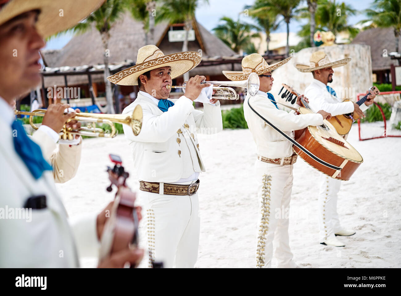 Tradizionale musica messicana Band che suona la tromba, chitarra classica  in Cancun, Yucatan, Messico Foto stock - Alamy