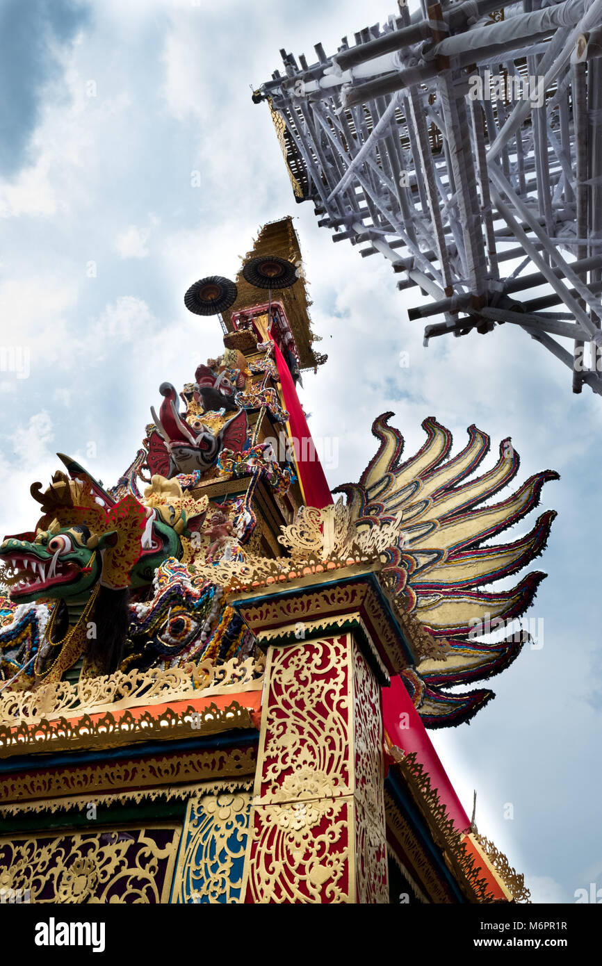 Il tall Bade torre di cremazione pronto per la cerimonia Pelebon di Anak Agung Niang Agung di Puri Agung Ubud. Foto Stock