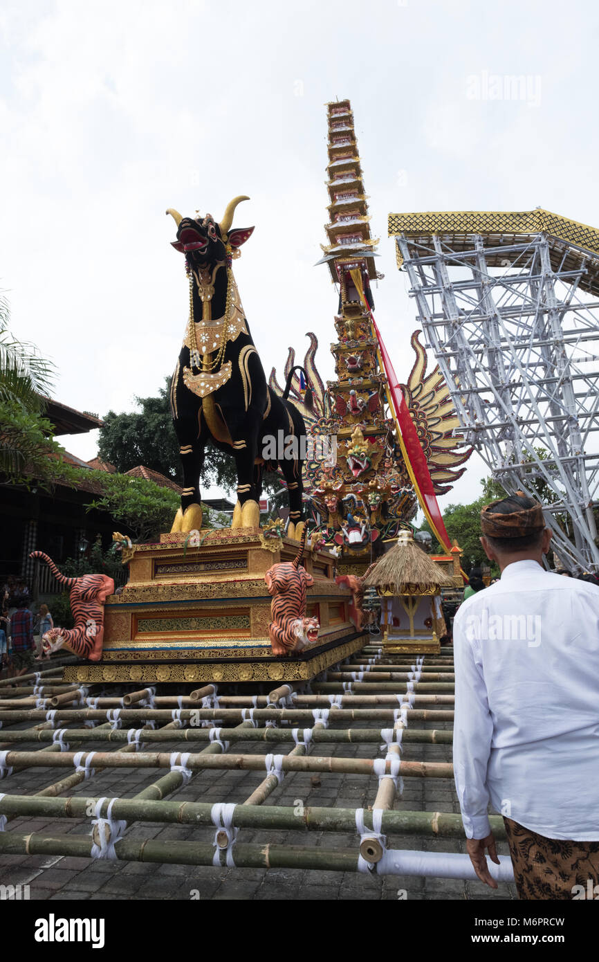 Bade torre di cremazione e sarcofago nero Bull per la cremazione Pelebon cerimonia di Anak Agung Niang Agung di Puri Agung Ubud. Foto Stock