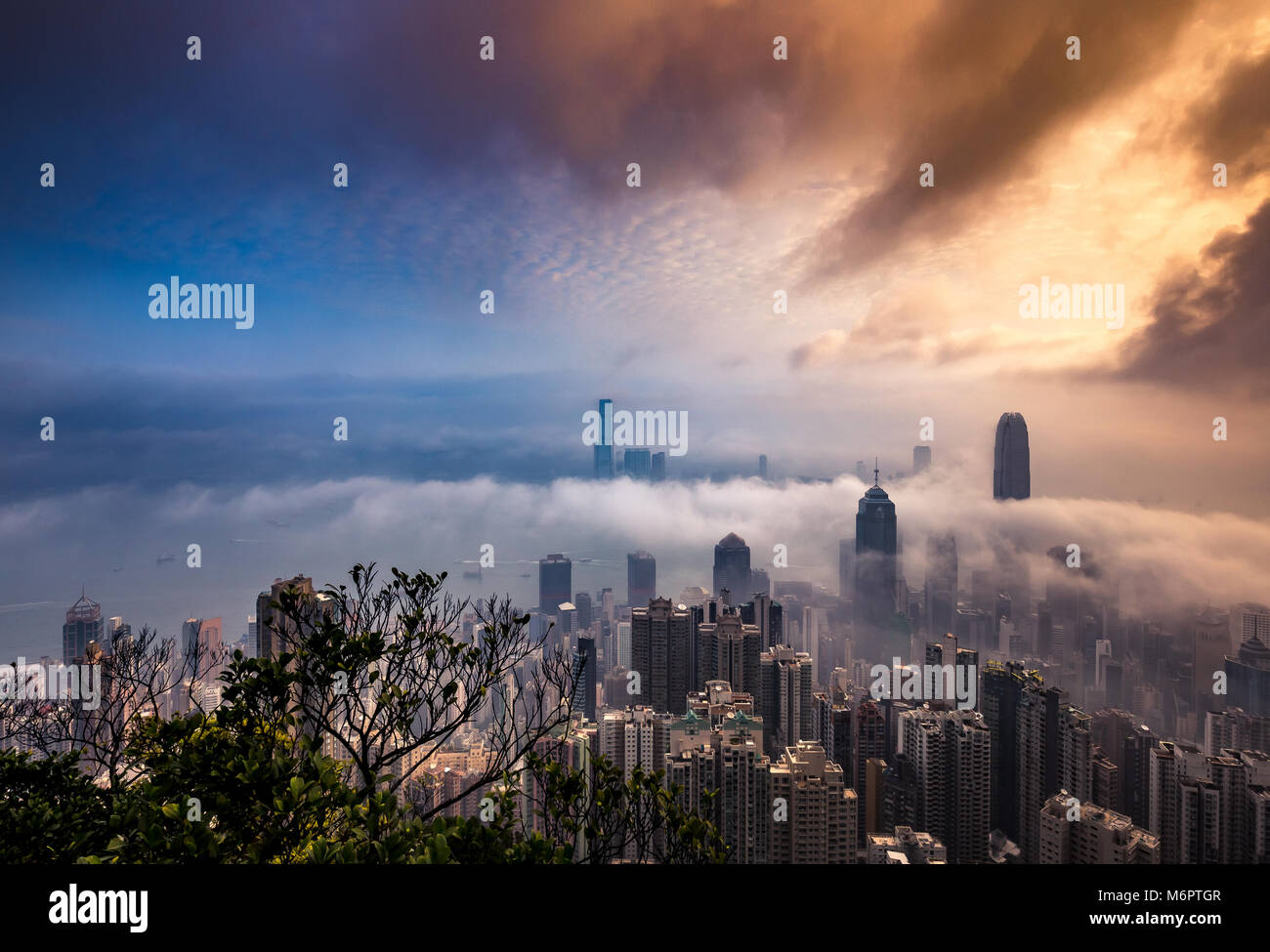 Foschia mattutina in vista della città di Hong Kong Foto Stock