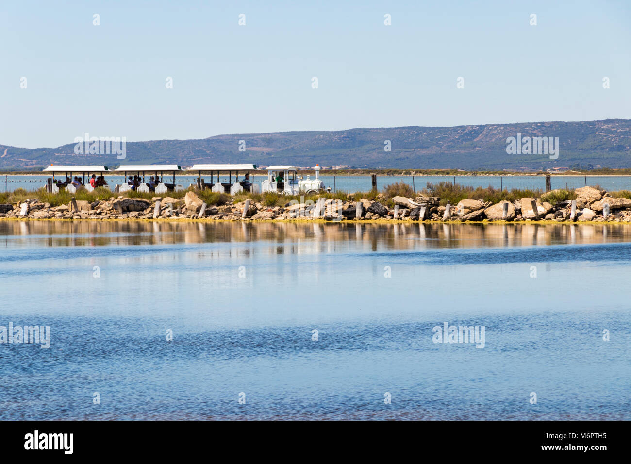 Piccolo treno attraversando un percorso all'interno di una palude nei pressi di Maguelone nel sud della Francia Foto Stock