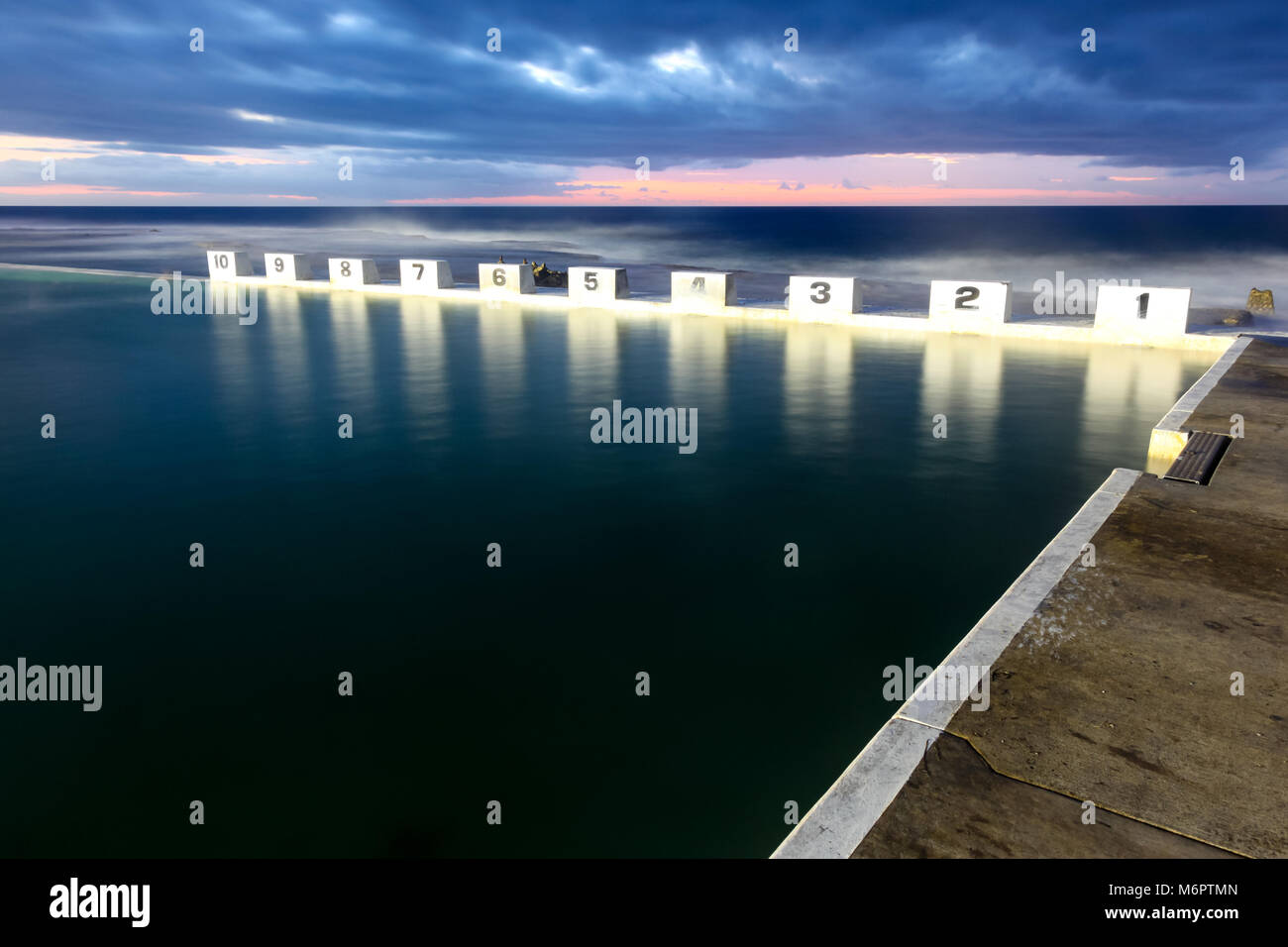 Alba a Merewether Ocean vasche a Newcastle in Australia. Questi blocchi di partenza sono una parte iconica di uno dei più grandi ocean piscine Foto Stock