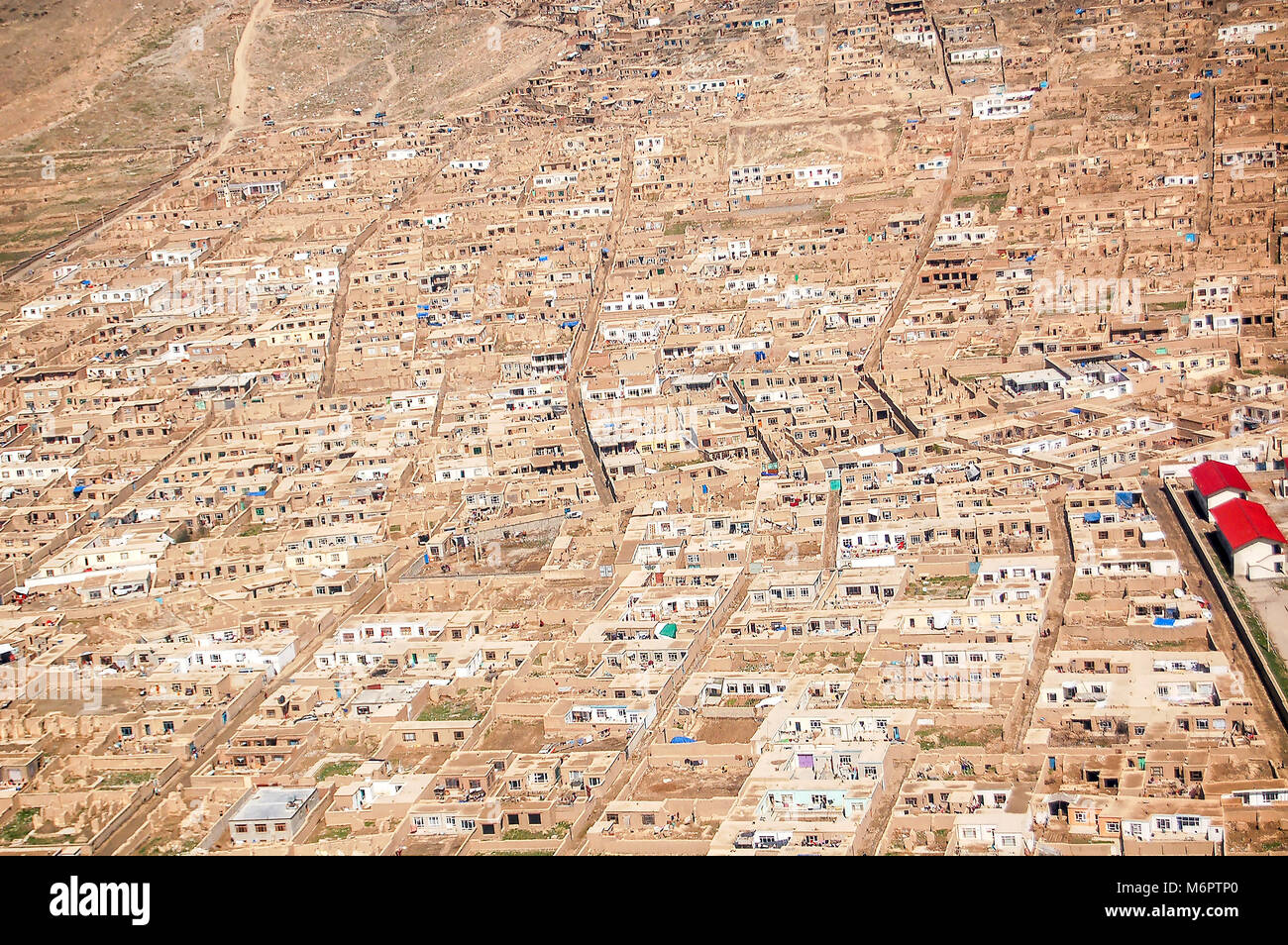 Foto aerea di Kabul Afghanistan della città e dei suoi insediamenti informali Foto Stock