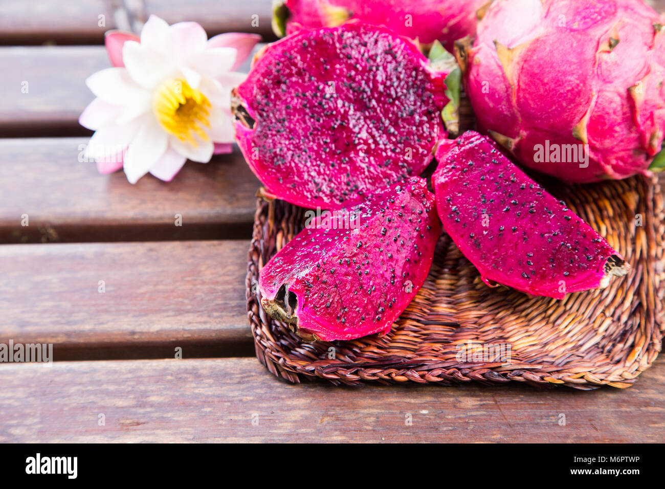 Luminose succoso tropicali drago rosso frutto. Dragon frutta o Pitaya è la pianta nella Famiglia delle Cactaceae o Cactus Foto Stock