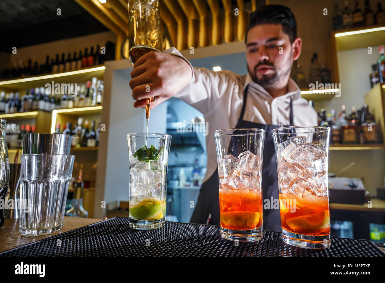 Barman al lavoro, egli è la preparazione di cocktail, il concetto di servizio e bevande Foto Stock