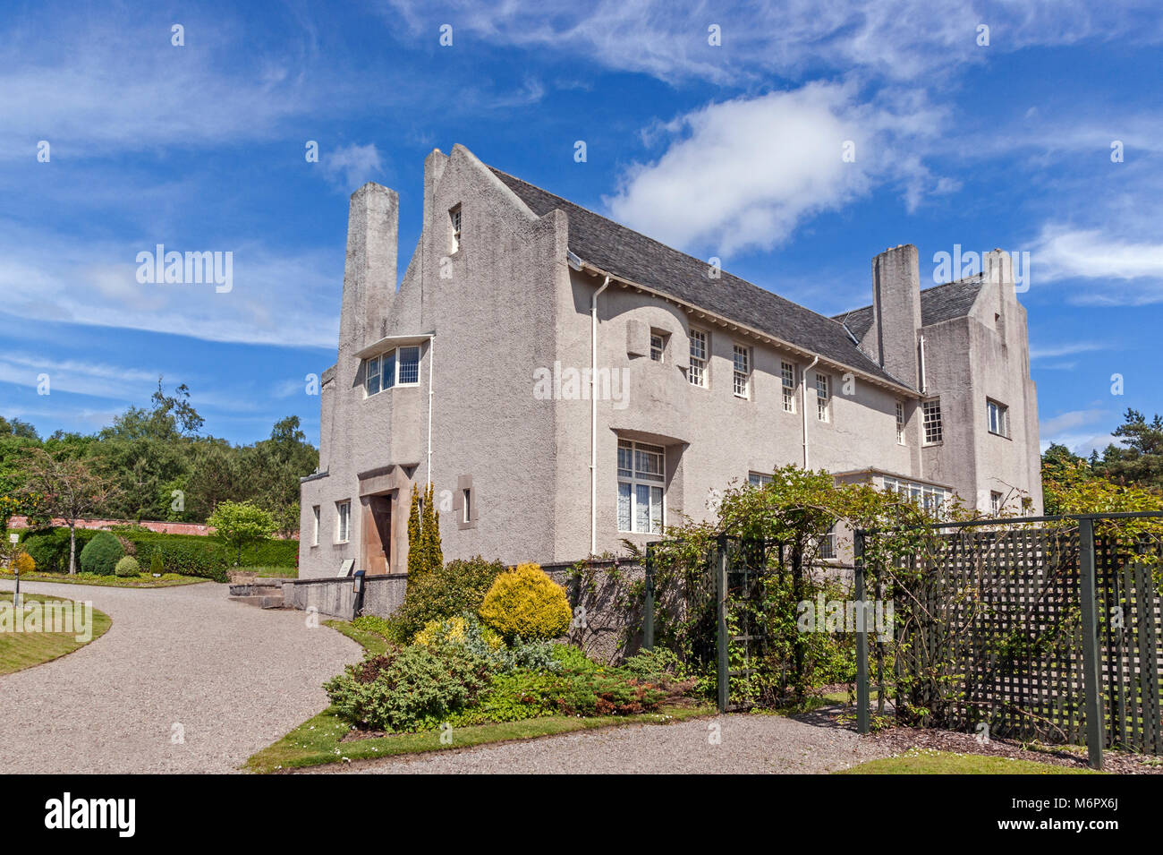 La Hill House in Colquhoun superiore St, Helensburgh Scozia UK progettato dal famoso architetto scozzese Charles Rennie Mackintosh con giardini formali Foto Stock