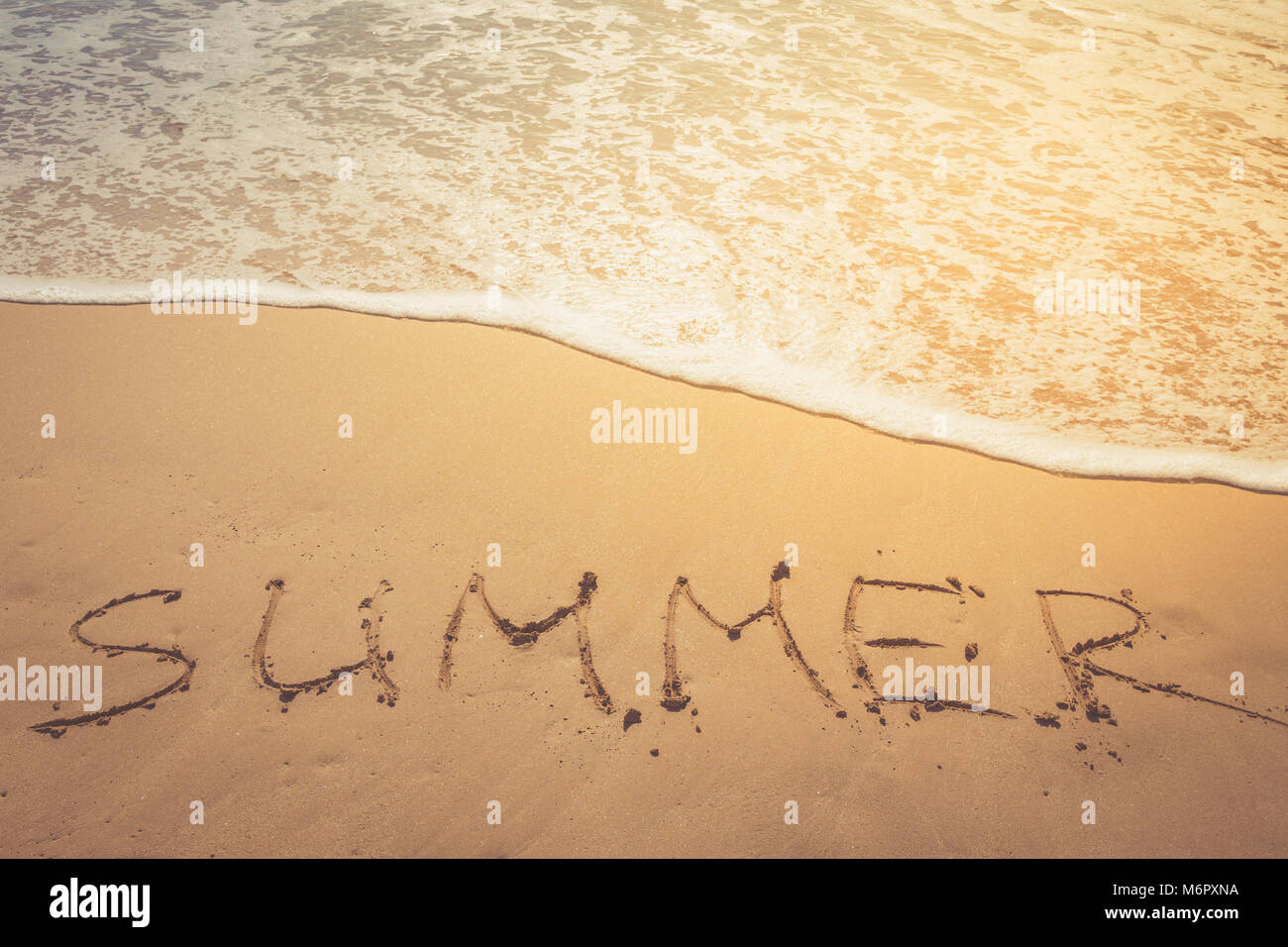 La scritta sulla sabbia. Iscrizione sulla banca d'oceano'Summer' Foto Stock