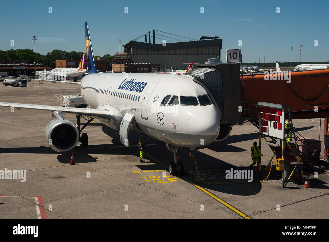 02.06.2017, Berlino, Germania, Europa - Lufthansa un aereo di passeggero è parcheggiata in corrispondenza di un cancello a Berlino Tegel Airport. Foto Stock