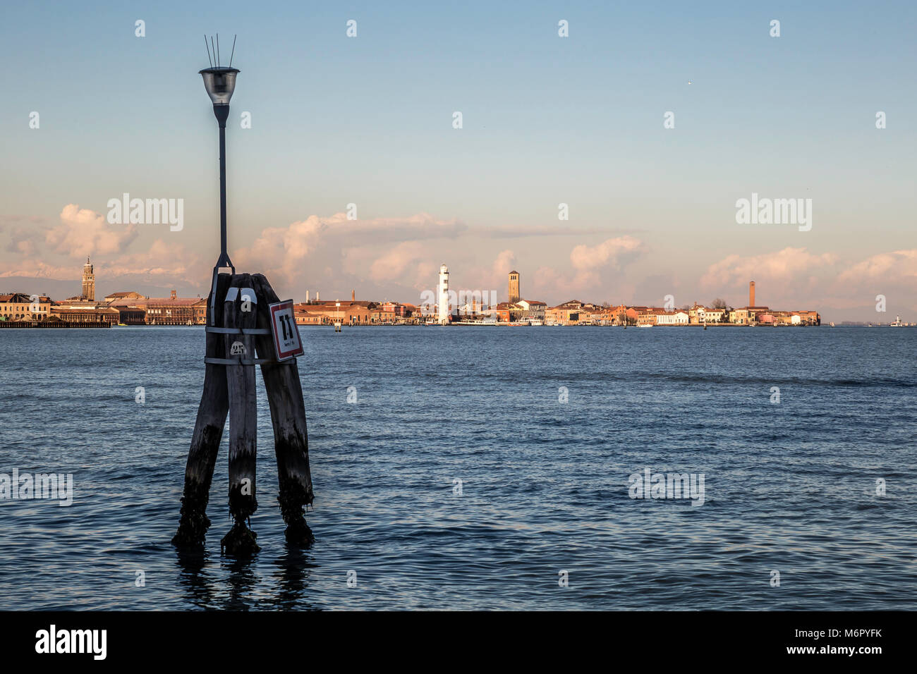 Laguna veneziana durante una tempesta sullo sfondo delle Alpi innevate soleggiato Foto Stock