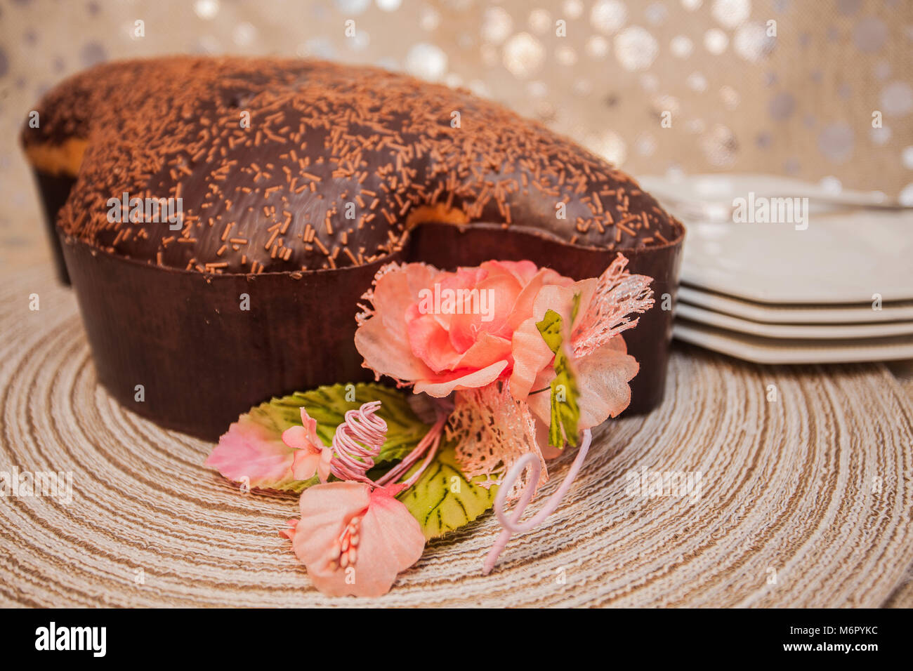 Colomba di pasqua con cioccolato e crema chantilly in studio, dessert italiano. Foto Stock