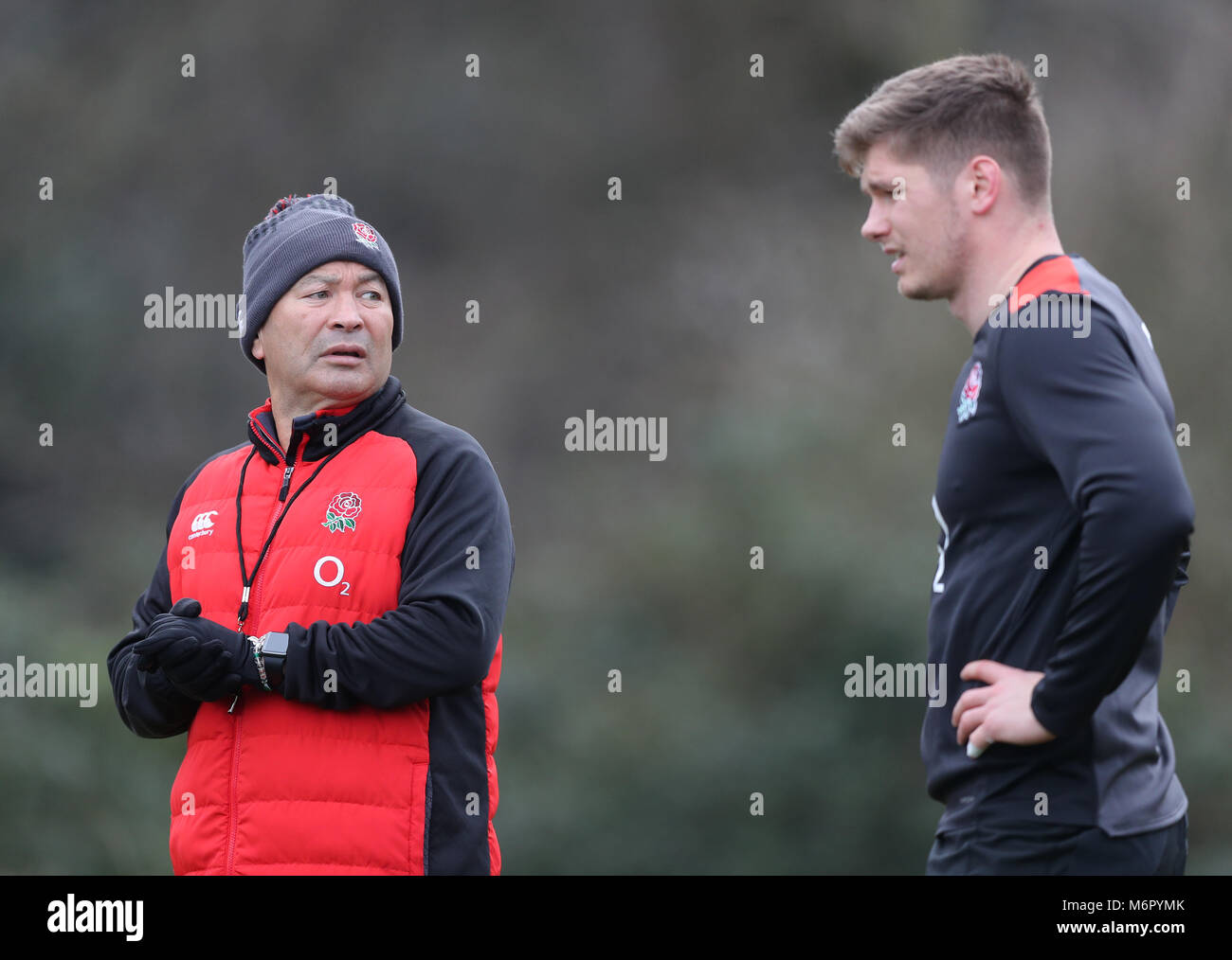 Inghilterra head coach Eddie Jones (sinistra) e Owen Farrell durante la sessione di formazione presso la struttura Pennyhill Park, Bagshot. Foto Stock