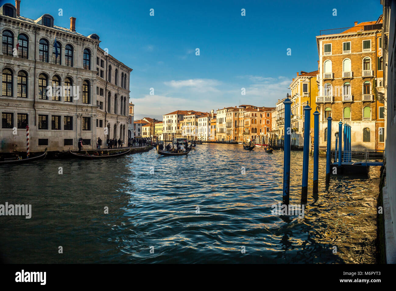 Splendida vista sul Canal Grande e palazzi durante il tramonto, Venezia, Italia. Foto Stock