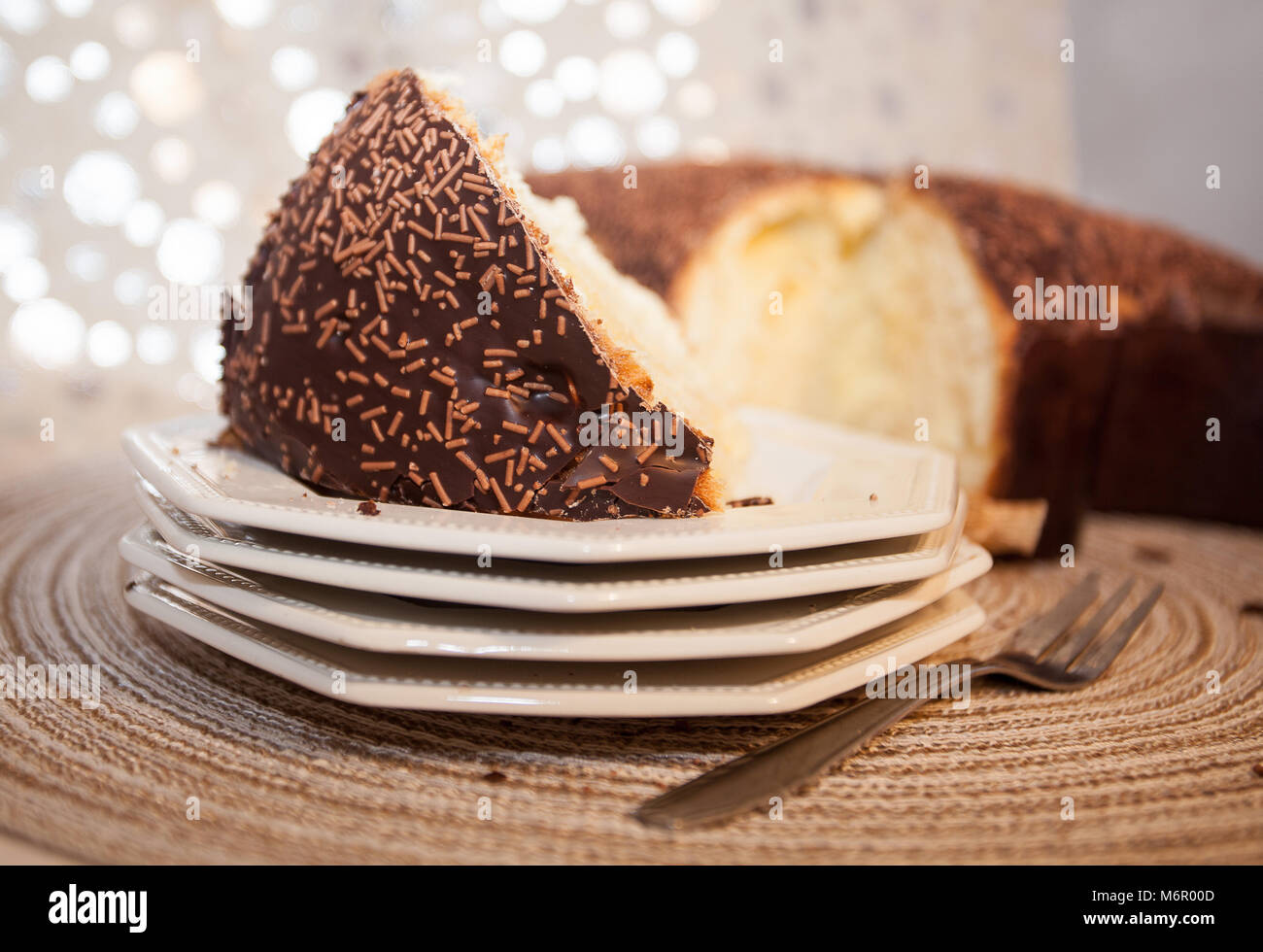 Colomba di pasqua con cioccolato e crema chantilly in studio, dessert italiano. Foto Stock