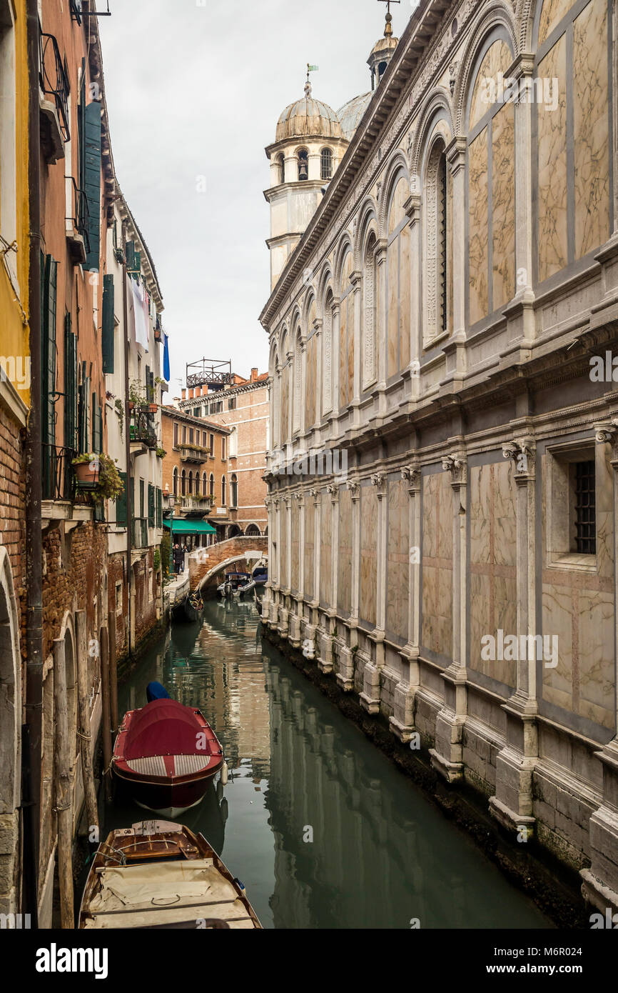 Piccoli romantici canali e corridoi stretti con picchi di casa durante il tramonto, Venezia, Italia Foto Stock