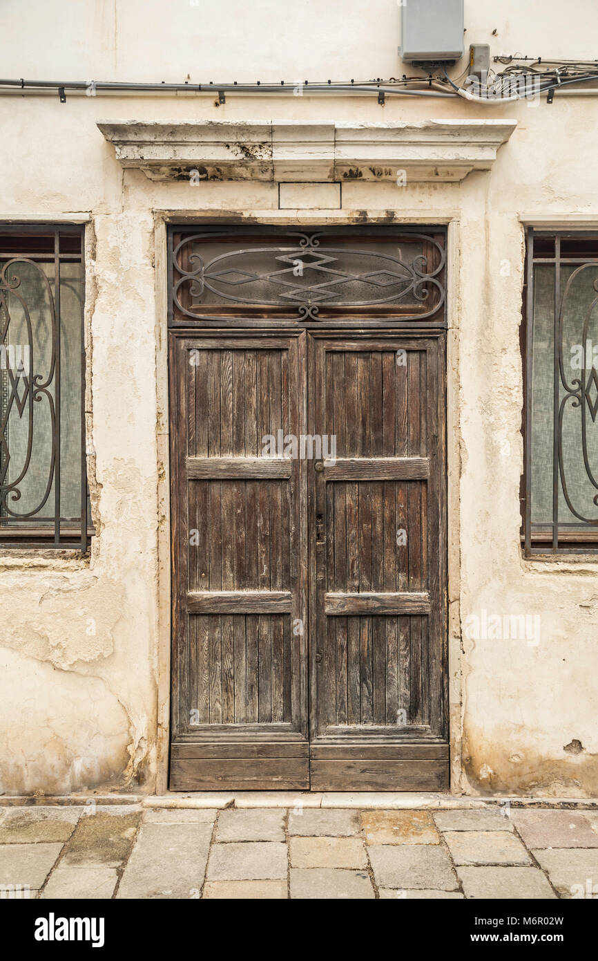 Le vecchie finestre e porte, Venezia, Italia Foto Stock