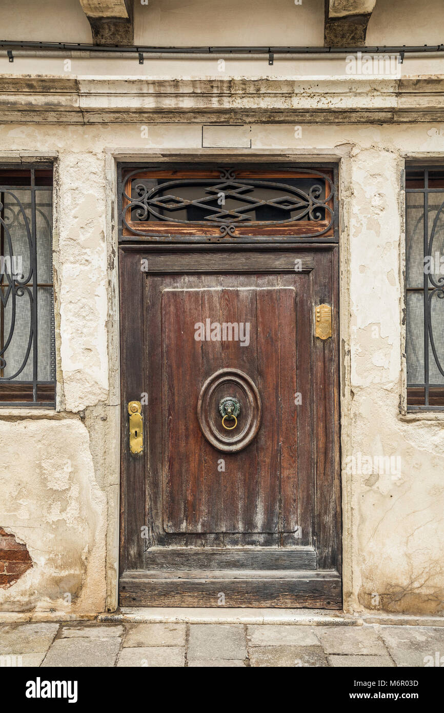 Le vecchie finestre e porte, Venezia, Italia Foto Stock