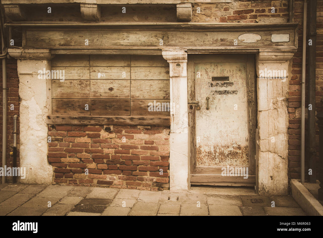 Le vecchie finestre e porte, Venezia, Italia Foto Stock