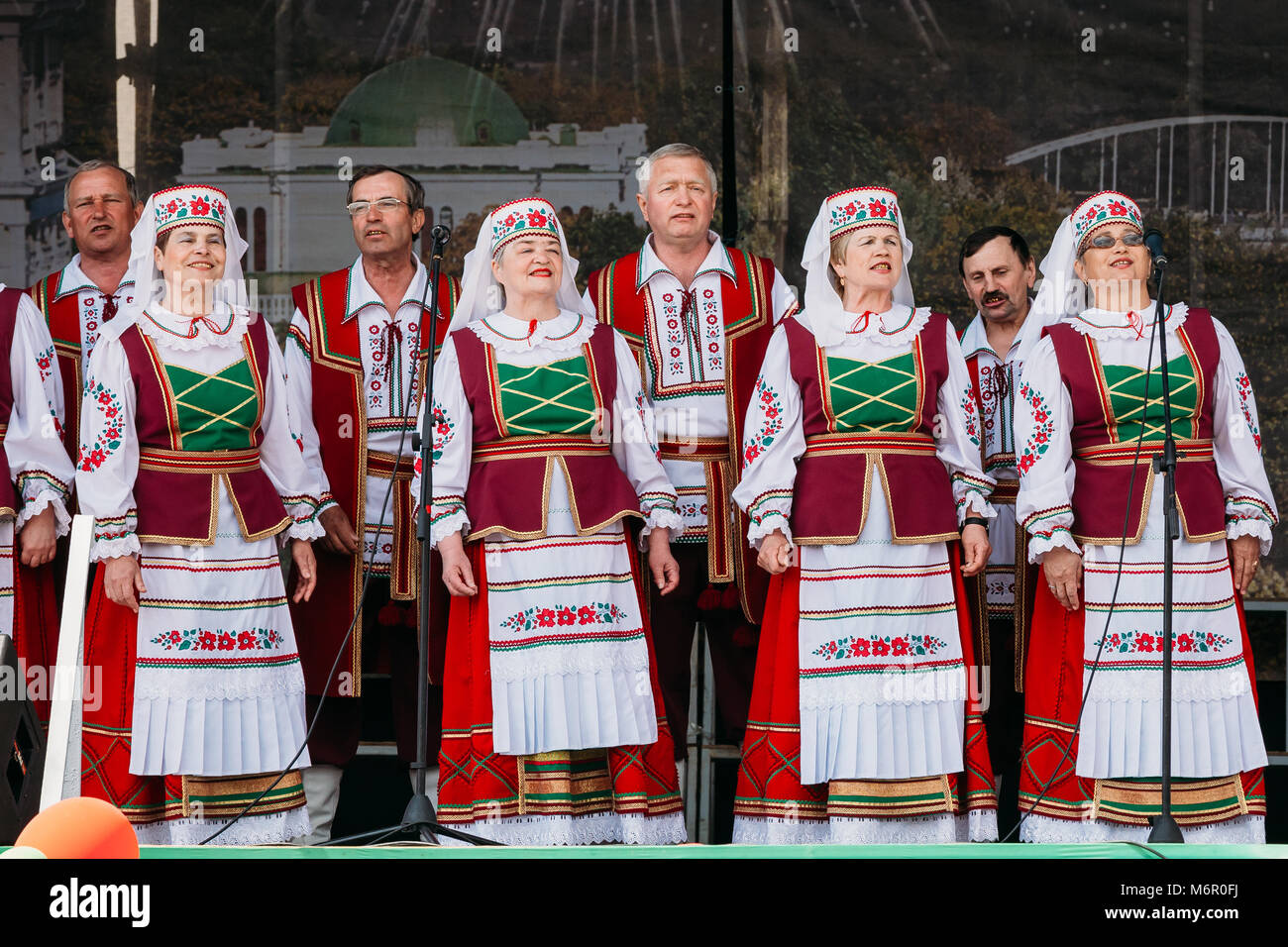 Gomel, Bielorussia - 9 Maggio 2015: Sconosciuto gruppo di donne in vestiti nazionali alla celebrazione del settantesimo anniversario della liberazione della Bielorussia e della vittoria Foto Stock