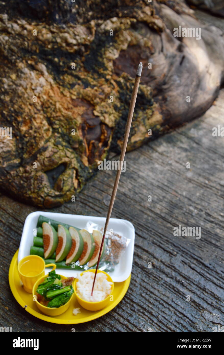 Il cibo nel vassoio di plastica per il sacrificio per il vagabondaggio spirito Foto Stock