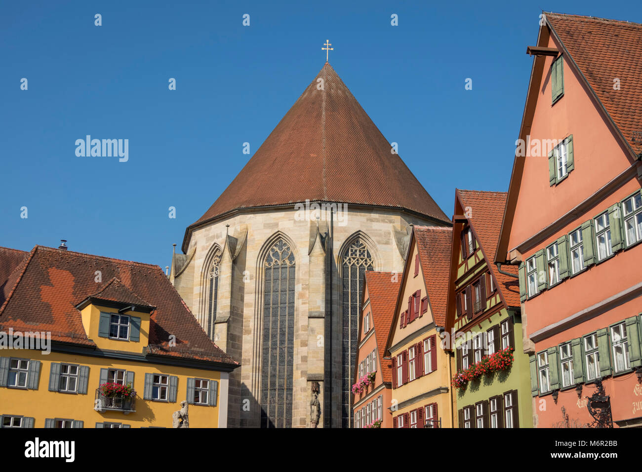 Case e St. George sala gotica chiesa, Dinkelsbühl, Franconia centrale, Baviera, Germania Foto Stock