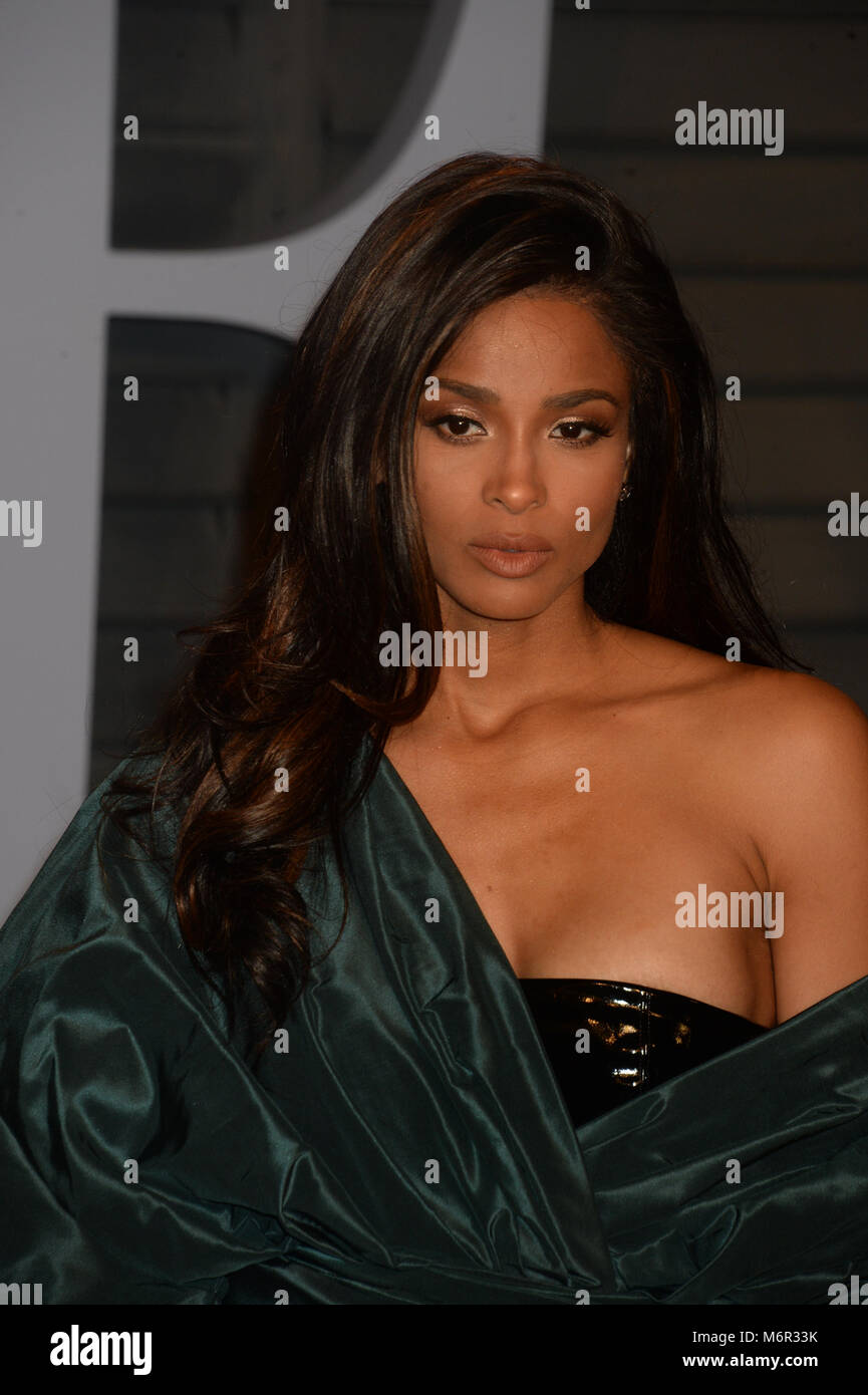 BEVERLY HILLS, CA - MARZO 04: Ciara assiste il 2018 Vanity Fair Oscar Party hosted by Radhika Jones a Wallis Annenberg Center for the Performing Arts il 4 marzo 2018 a Beverly Hills, la California. Persone: Ciara Foto Stock