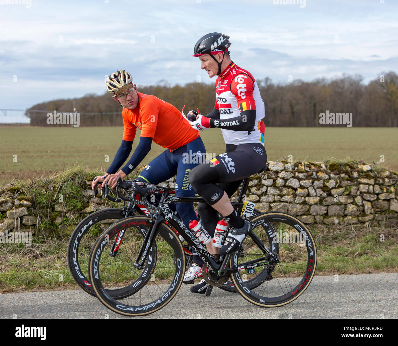 Fains-la-Folie, Francia - 5 Marzo 2018: Andre Greipel del Team Lotto-Soudal e Heinrich Häussler del Team Bahrain-Merida parlando durante la guida su una strada di campagna durante la fase 2 della Parigi-nizza 2018. Credito: Radu Razvan/Alamy Live News Foto Stock