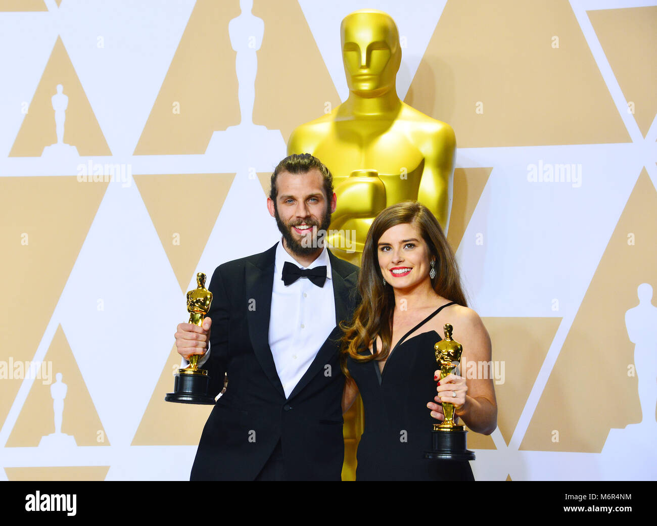 I registi Chris Overton (L) e Rachel Shenton, vincitori del Live Action Short Film Award per il ?Il silenzioso bambino?, pongono in sala stampa durante il novantesimo annuale di Academy Awards di Hollywood & Highland Center su Marzo 4, 2018 in Hollywood, la California. Foto Stock