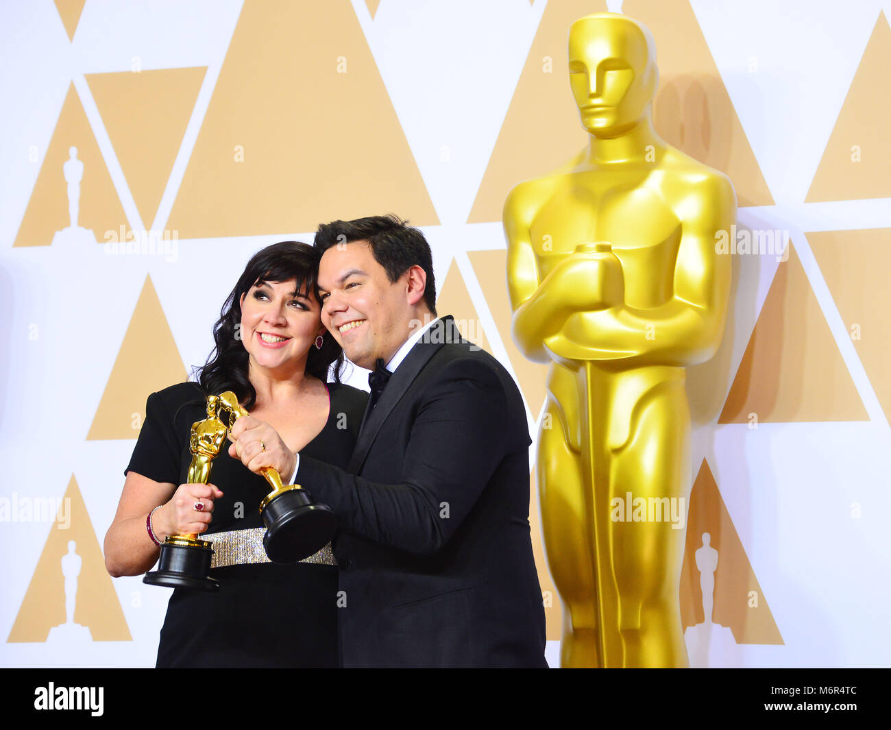 Canzone scrittori Kristen Anderson-Lopez (L) e Robert Lopez vincitori del miglior canzone originale per "Coco' pongono in sala stampa durante il novantesimo annuale di Academy Awards di Hollywood & Highland Center il 4 marzo 2018 a Hollywood, California Foto Stock