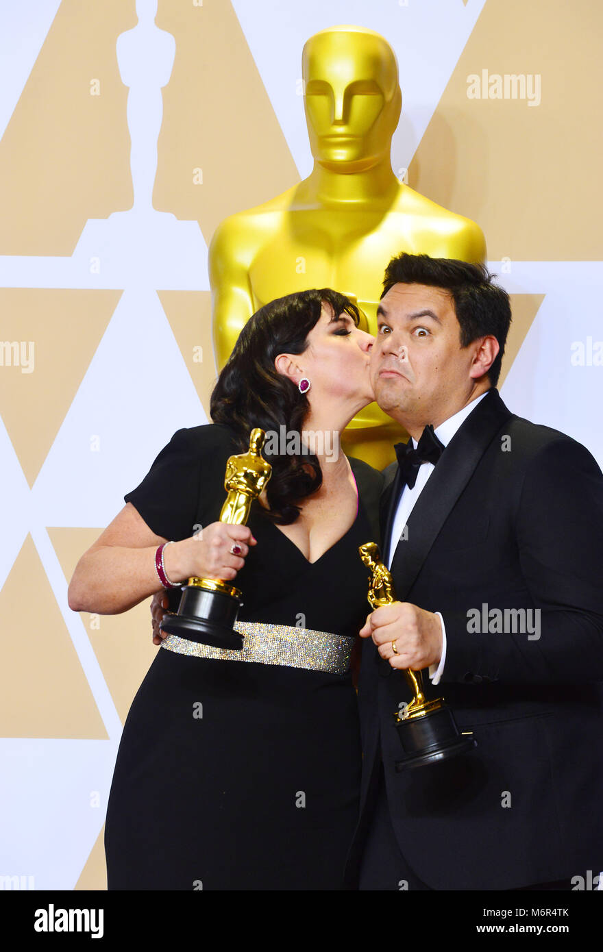 Canzone scrittori Kristen Anderson-Lopez (L) e Robert Lopez vincitori del miglior canzone originale per "Coco' pongono in sala stampa durante il novantesimo annuale di Academy Awards di Hollywood & Highland Center il 4 marzo 2018 a Hollywood, California Foto Stock