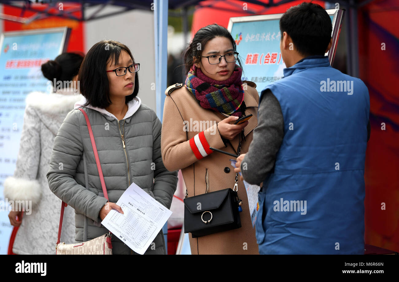 Hefei, cinese della provincia di Anhui. 6 Mar, 2018. Le persone in cerca di lavoro a comunicare con un datore di lavoro a un lavoro fiera dedicata alle femmine in Hefei, a est della capitale cinese della provincia di Anhui, 6 marzo 2018. La fiera del lavoro, detenute dal settore delle risorse umane di Hefei lo sviluppo economico e tecnologico Area lungo con una comunità locale, il dispositivo è stato progettato per offrire più di mille opportunità di lavoro da oltre 50 imprese per la città di manodopera femminile. Credito: Liu Junxi/Xinhua/Alamy Live News Foto Stock